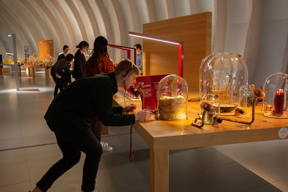 Enfant visitant la Cité du Vin à Bordeaux