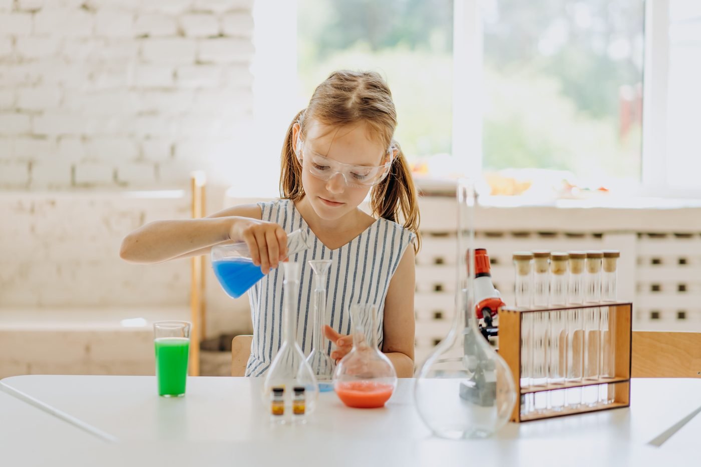 Enfant réalisant une expérience scientifique à Cap Sciences