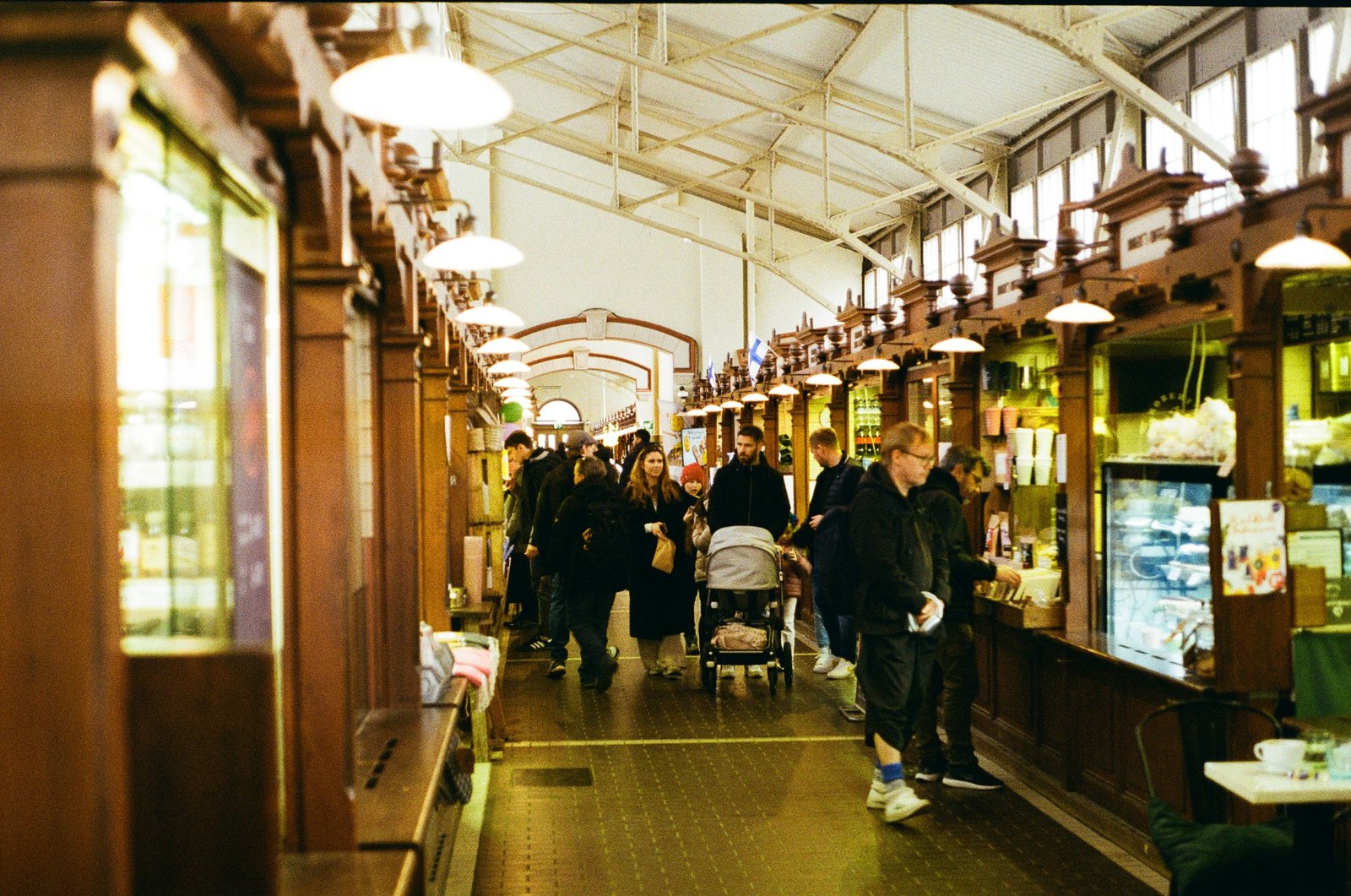 Marché couvert avec enfant