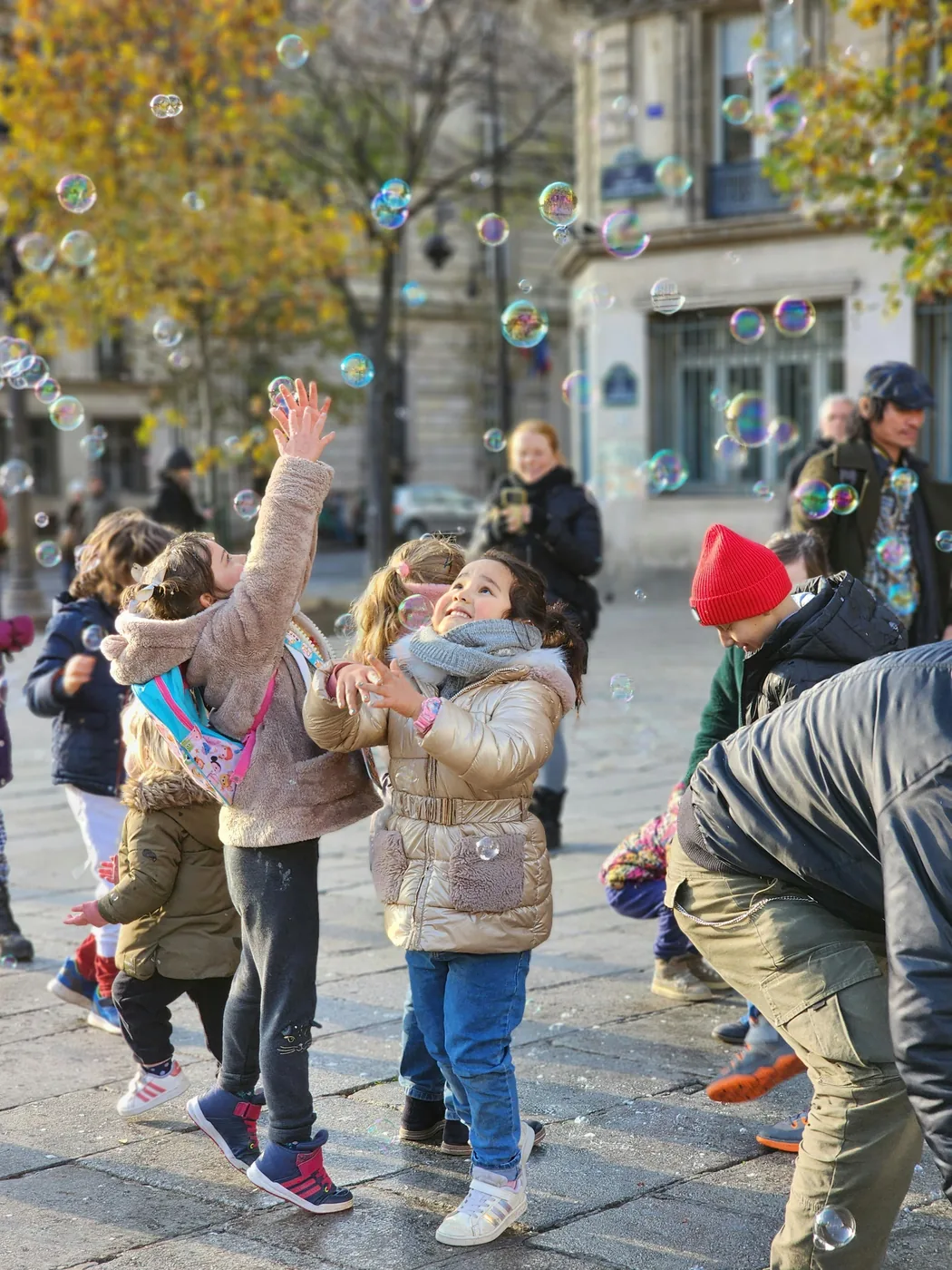 Enfants qui jouent dans un parc urbain