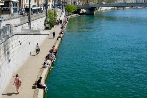 Familles en promenade sur les Berges du Rhône à Lyon