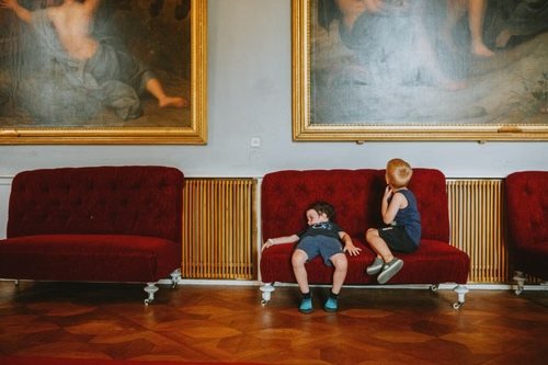 Enfants observant des tableaux au Musée des Beaux-Arts de Lyon