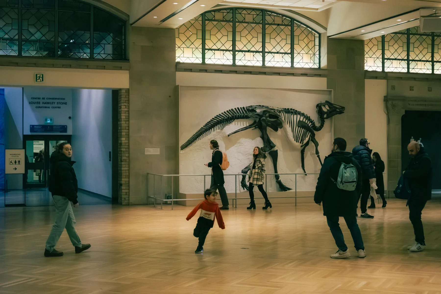 Famille dans un musée avec squelette de dinosaure