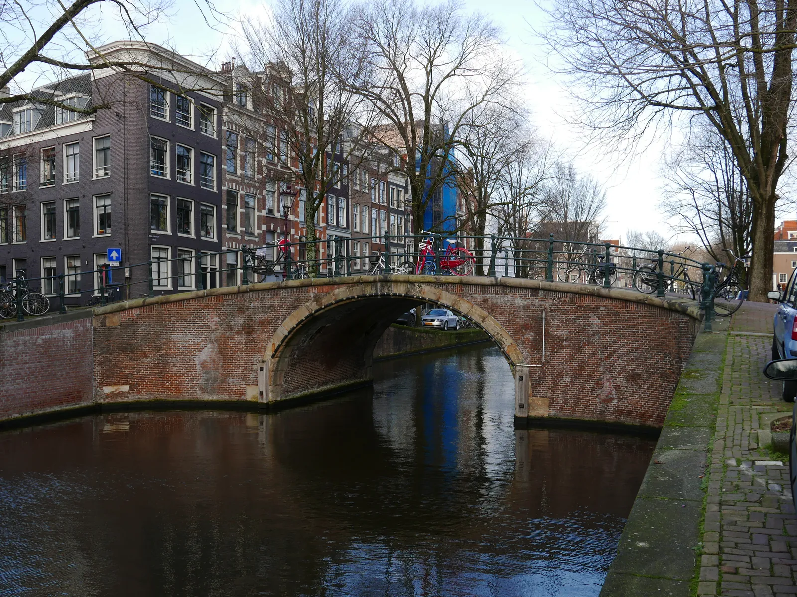 Canal et pont en briques du Reguliersgracht à Amsterdam