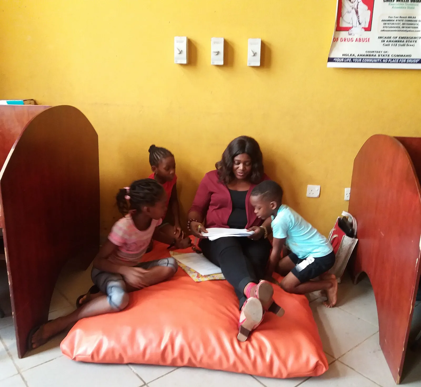 Enfants lisant dans une bibliothèque publique de l’État d’Anambra, au Nigeria