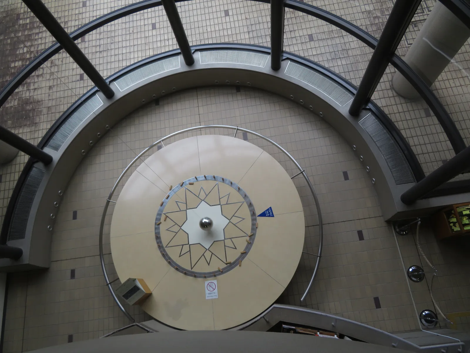 Pendule de Foucault au musée des sciences pour enfants de Morioka, au Japon