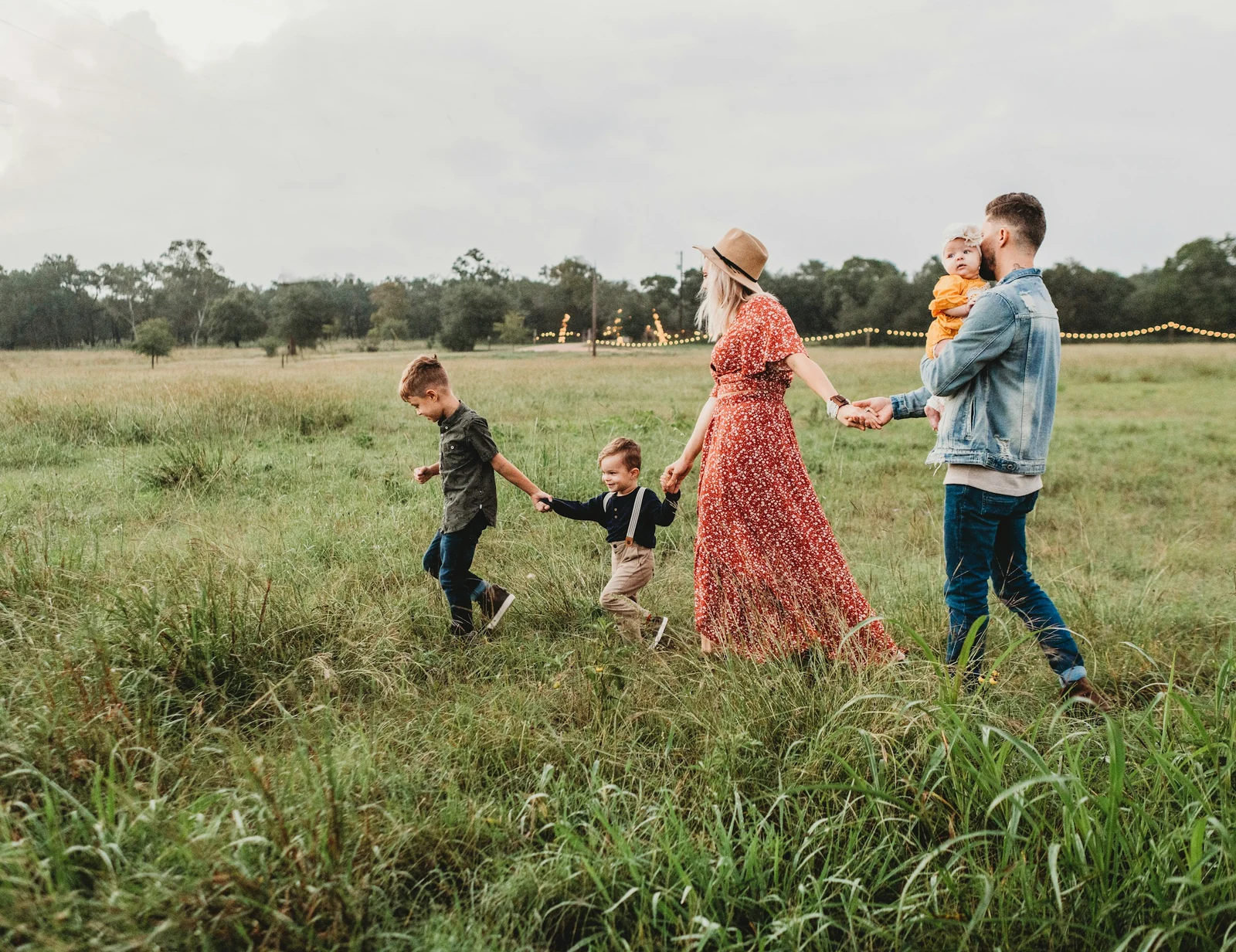 Enfants plus grands pendant une visite en famille