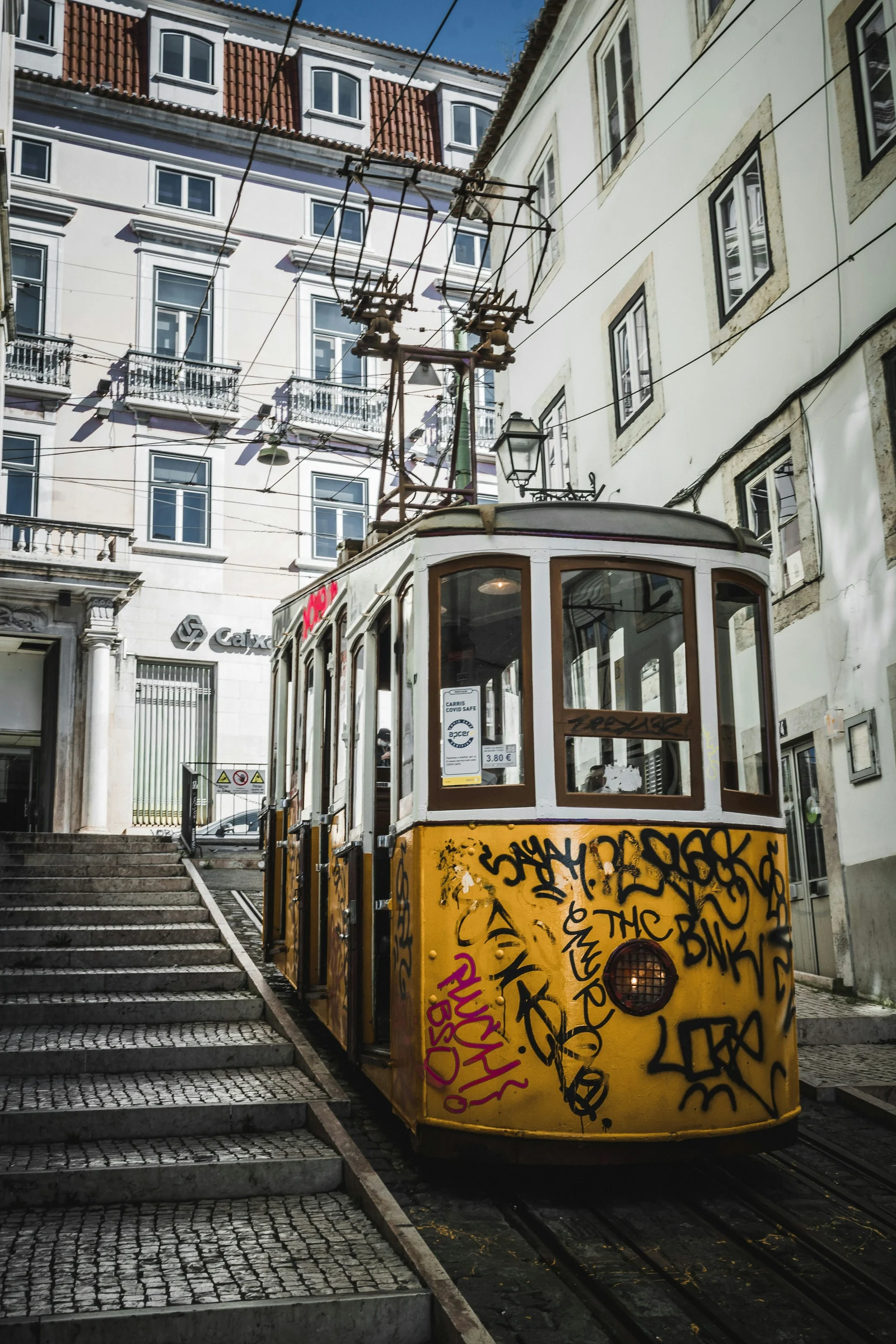 Lisbonne, tramway jaune et lumière du Tage