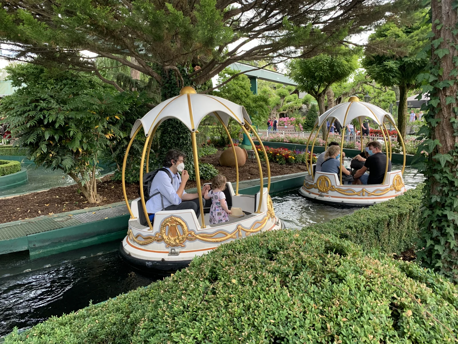 Petits bateaux dans un décor végétalisé à Europa-Park