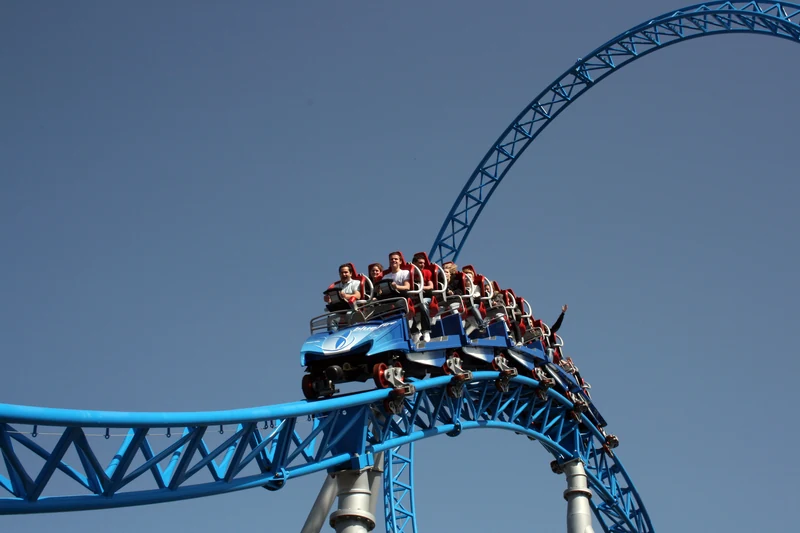Passagers dans le train de Blue Fire à Europa-Park