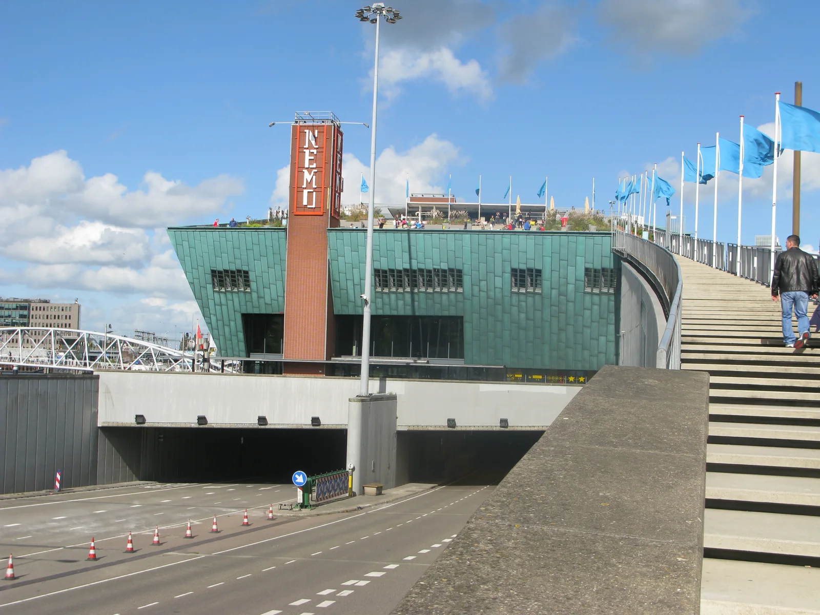 Bâtiment vert et passerelle du NEMO Science Museum à Amsterdam