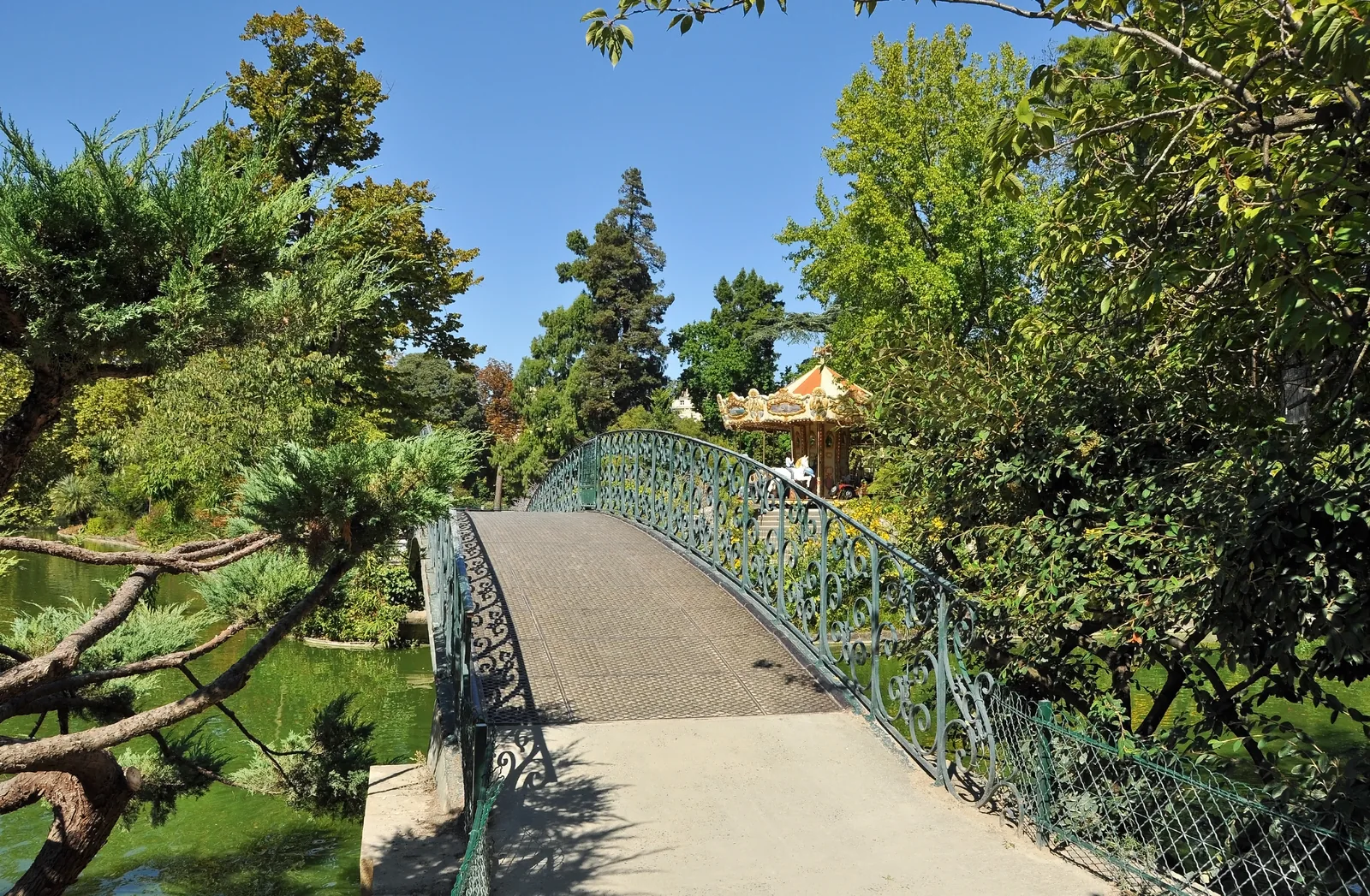 Passerelle et végétation du Jardin Public de Bordeaux