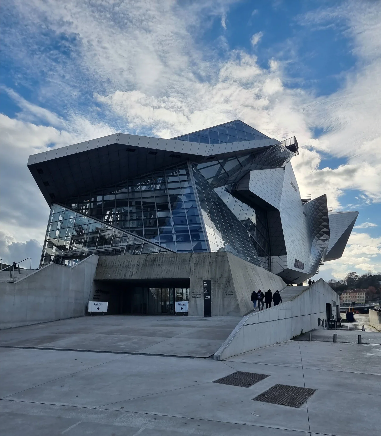 Façade et entrée du musée des Confluences à Lyon