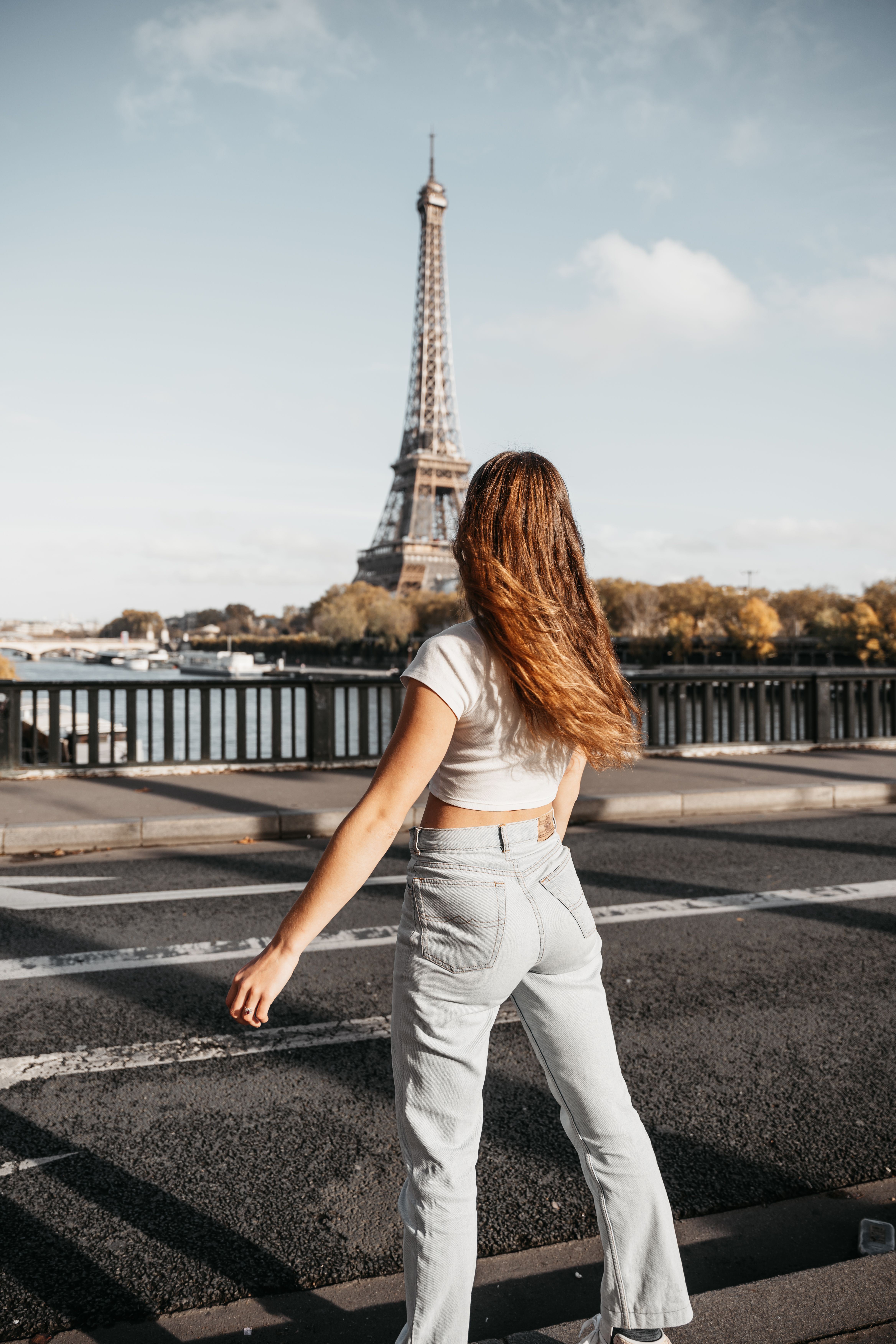 Ado à Paris devant la tour Eiffel