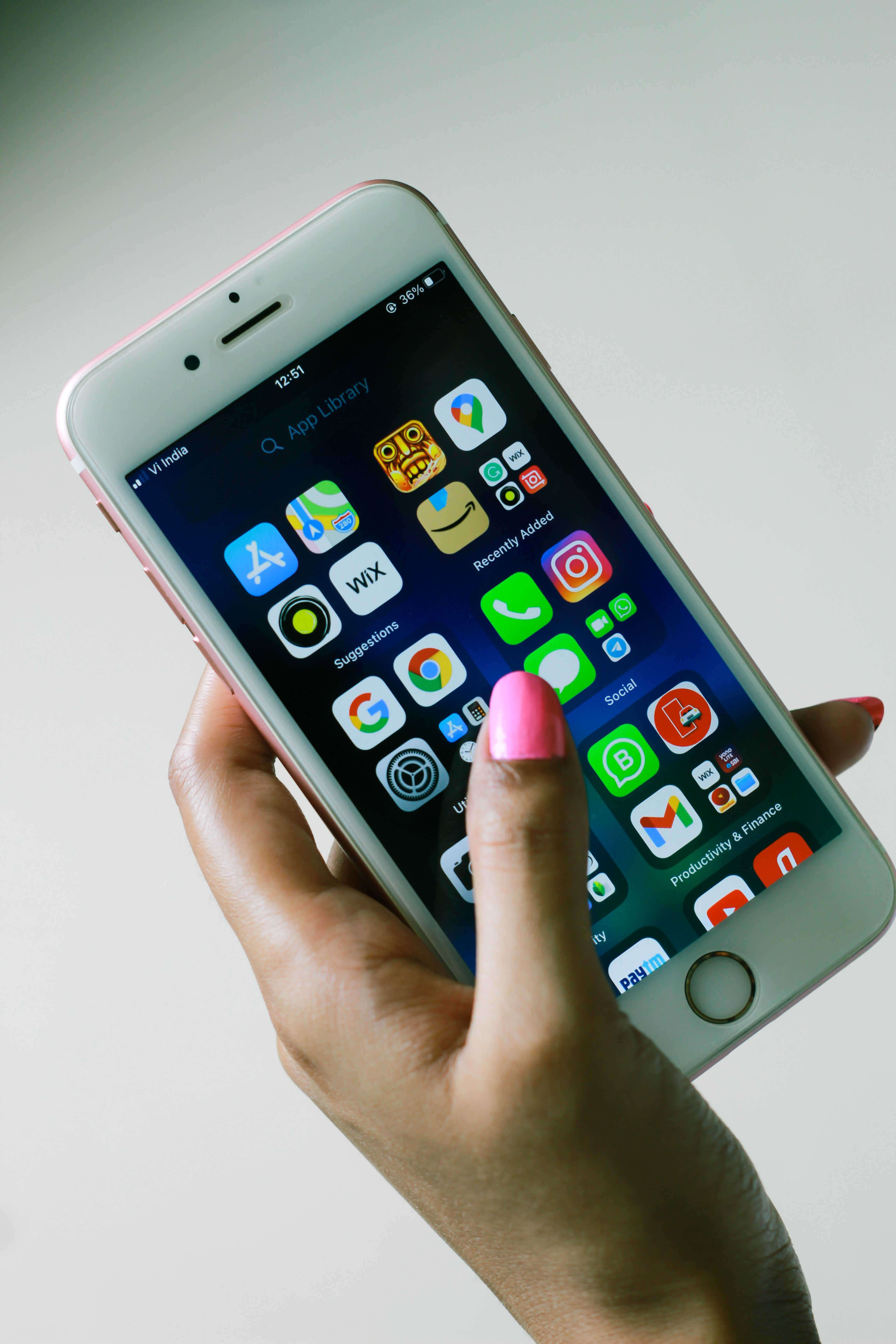 Smartphone avec applications de voyage ouvertes