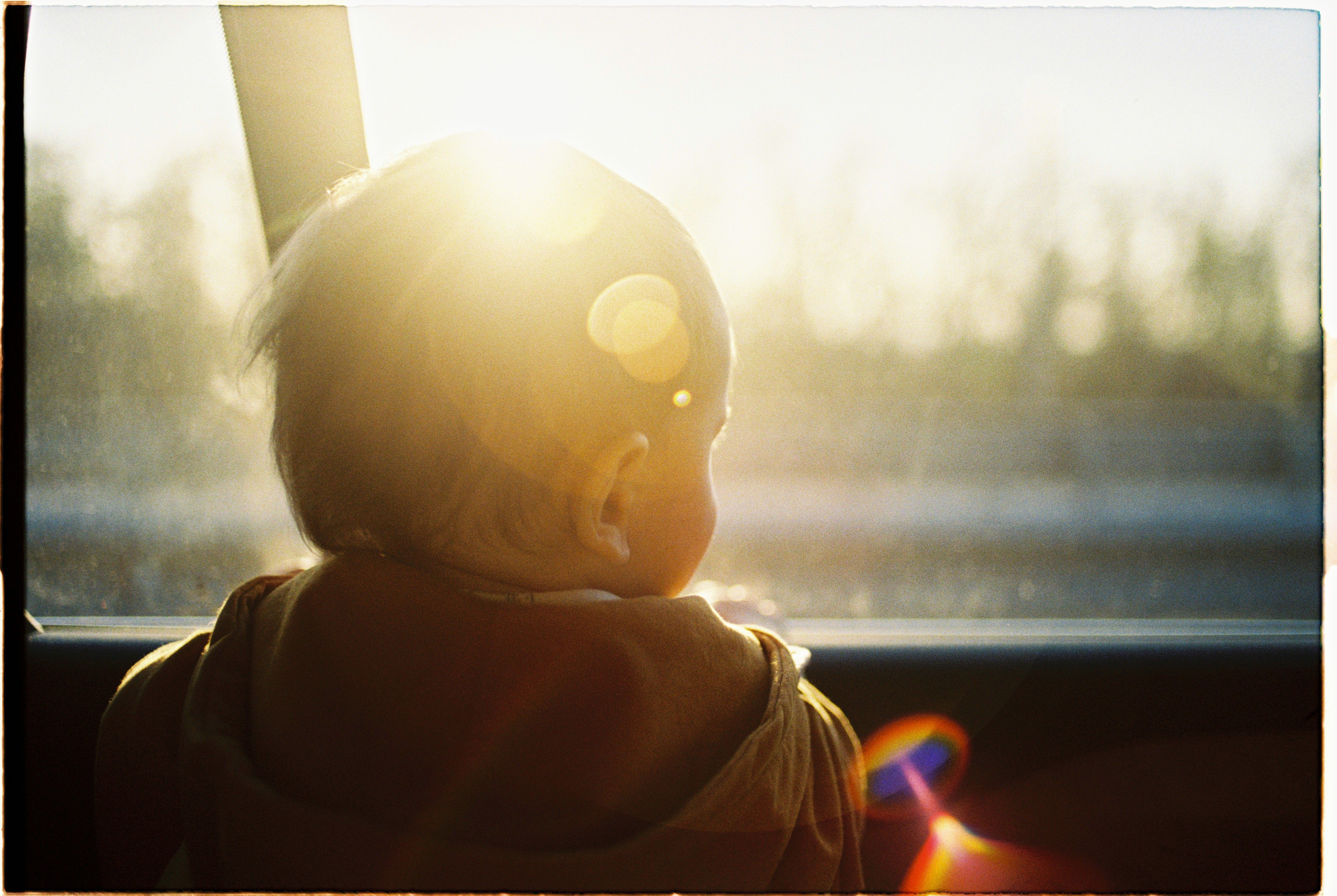B&eacute;b&eacute; regardant le paysage depuis la fen&ecirc;tre du train