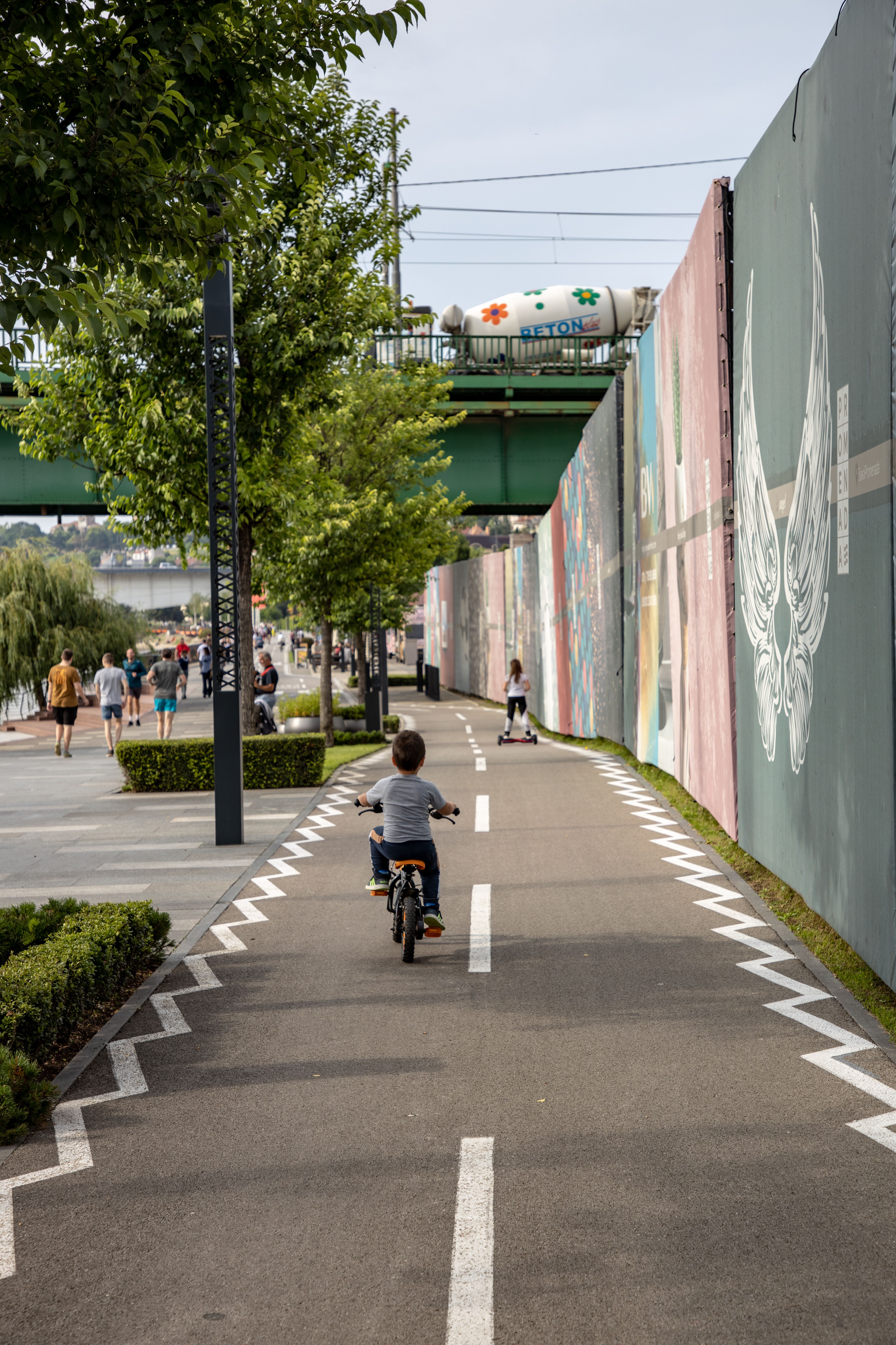 Enfant &agrave; v&eacute;lo sur la piste cyclable des Berges du Rh&ocirc;ne &agrave; Lyon