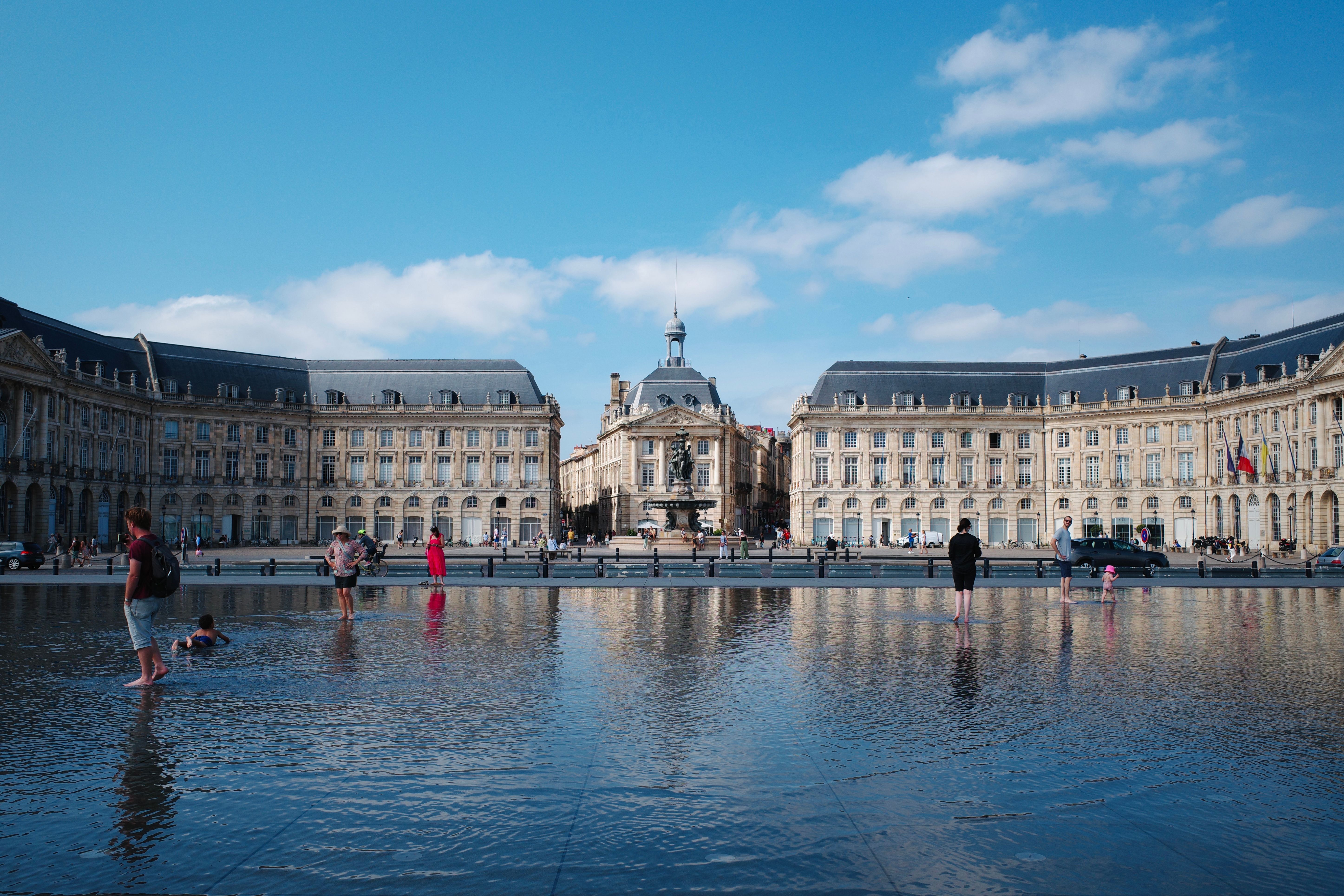Enfants au Miroir d'eau devant la Place de la Bourse à Bordeaux