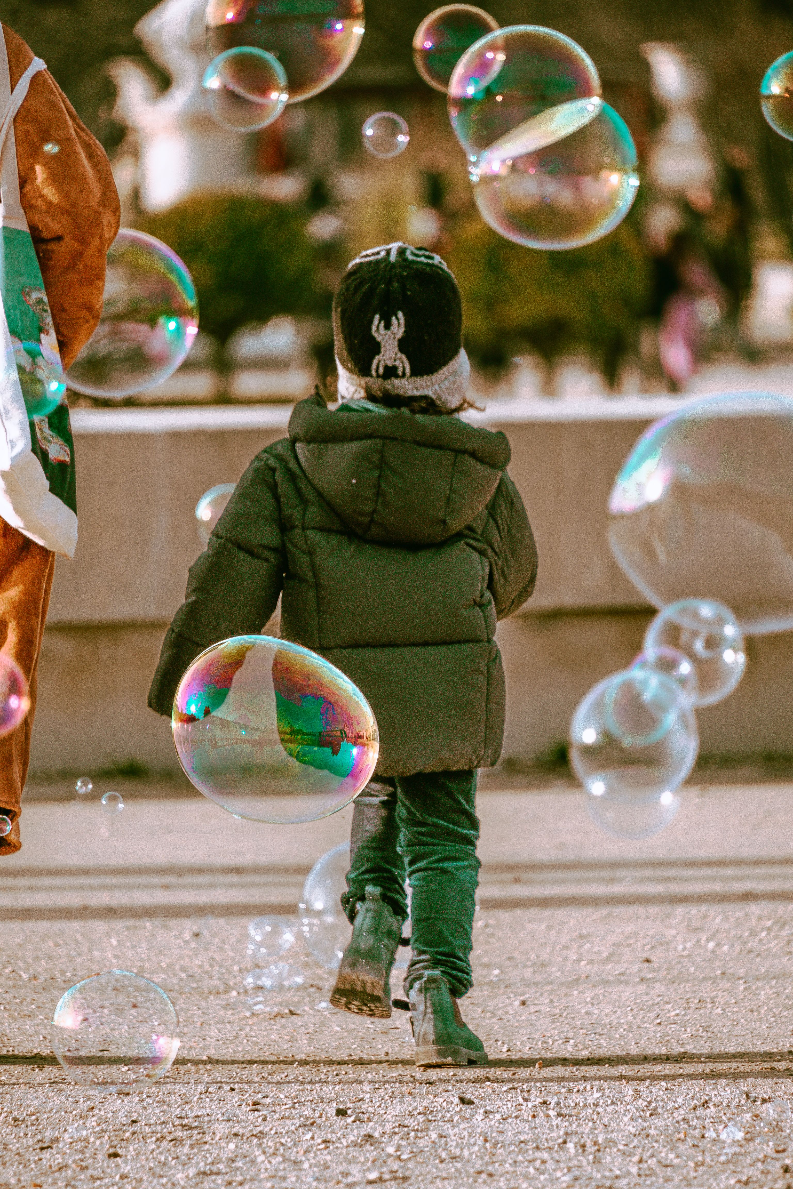 Enfant jouant avec des bulles au Parc de la T&ecirc;te d'Or