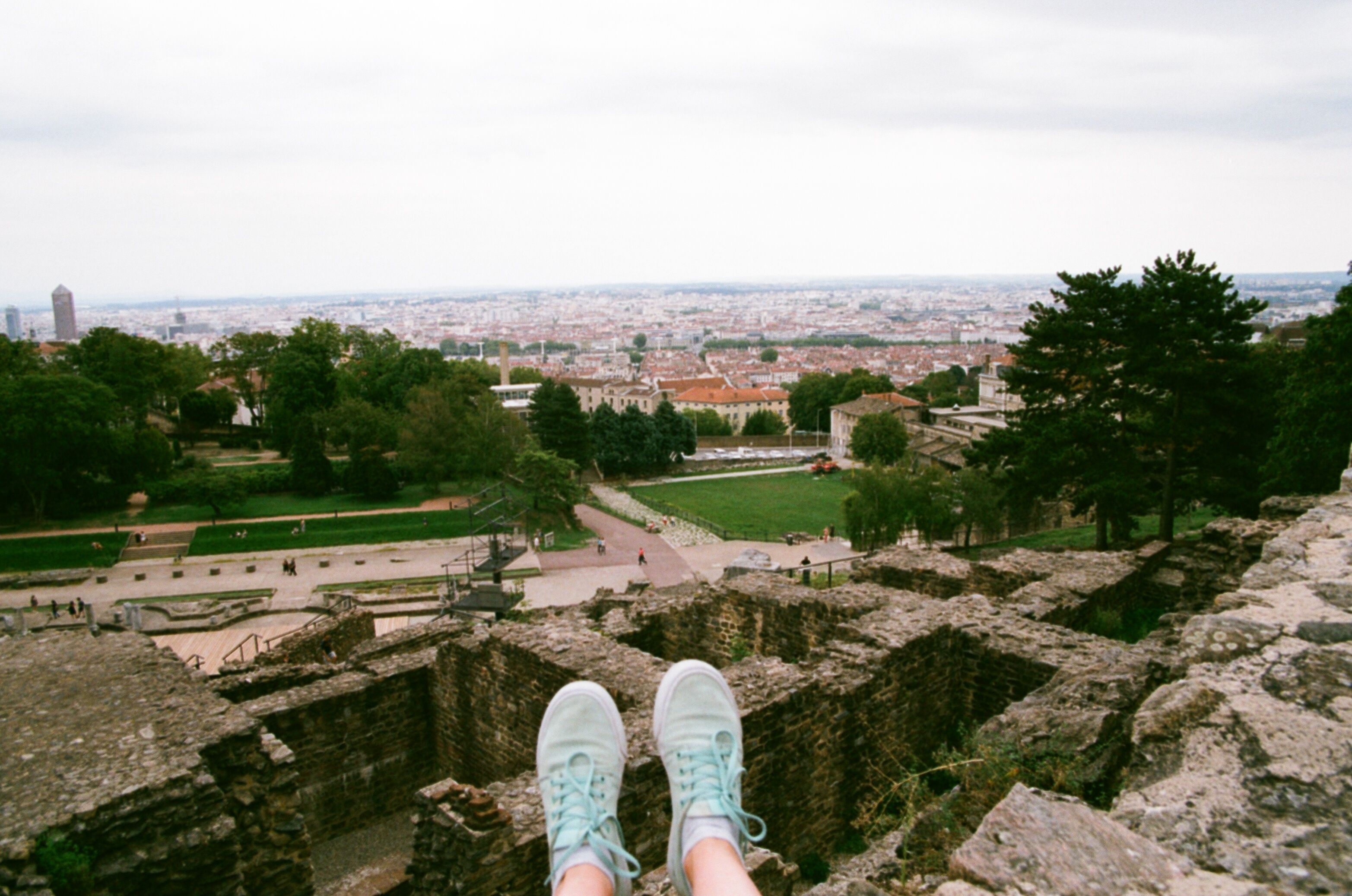 Vue sur Lyon depuis le th&eacute;&acirc;tre antique de Fourvi&egrave;re