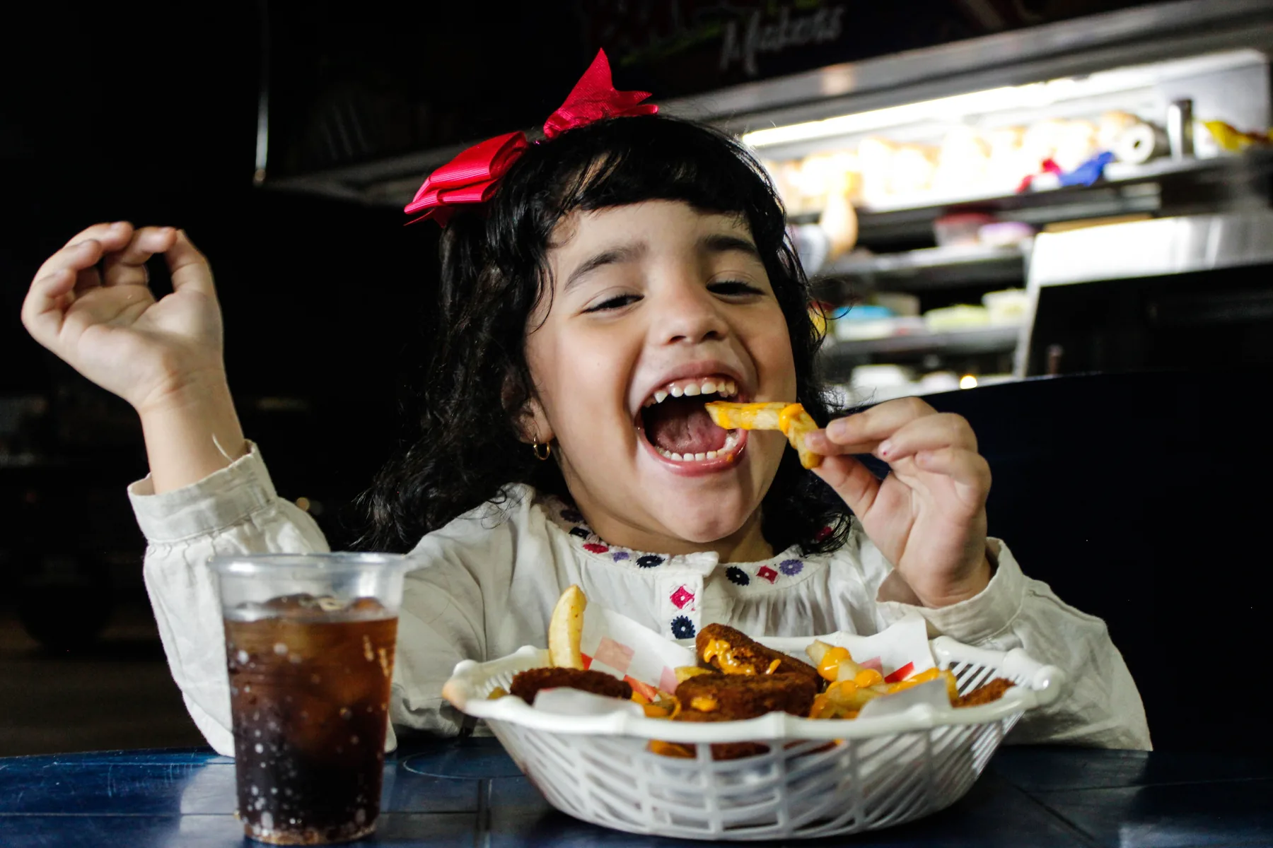 Enfant pendant une pause goûter petit budget à Paris