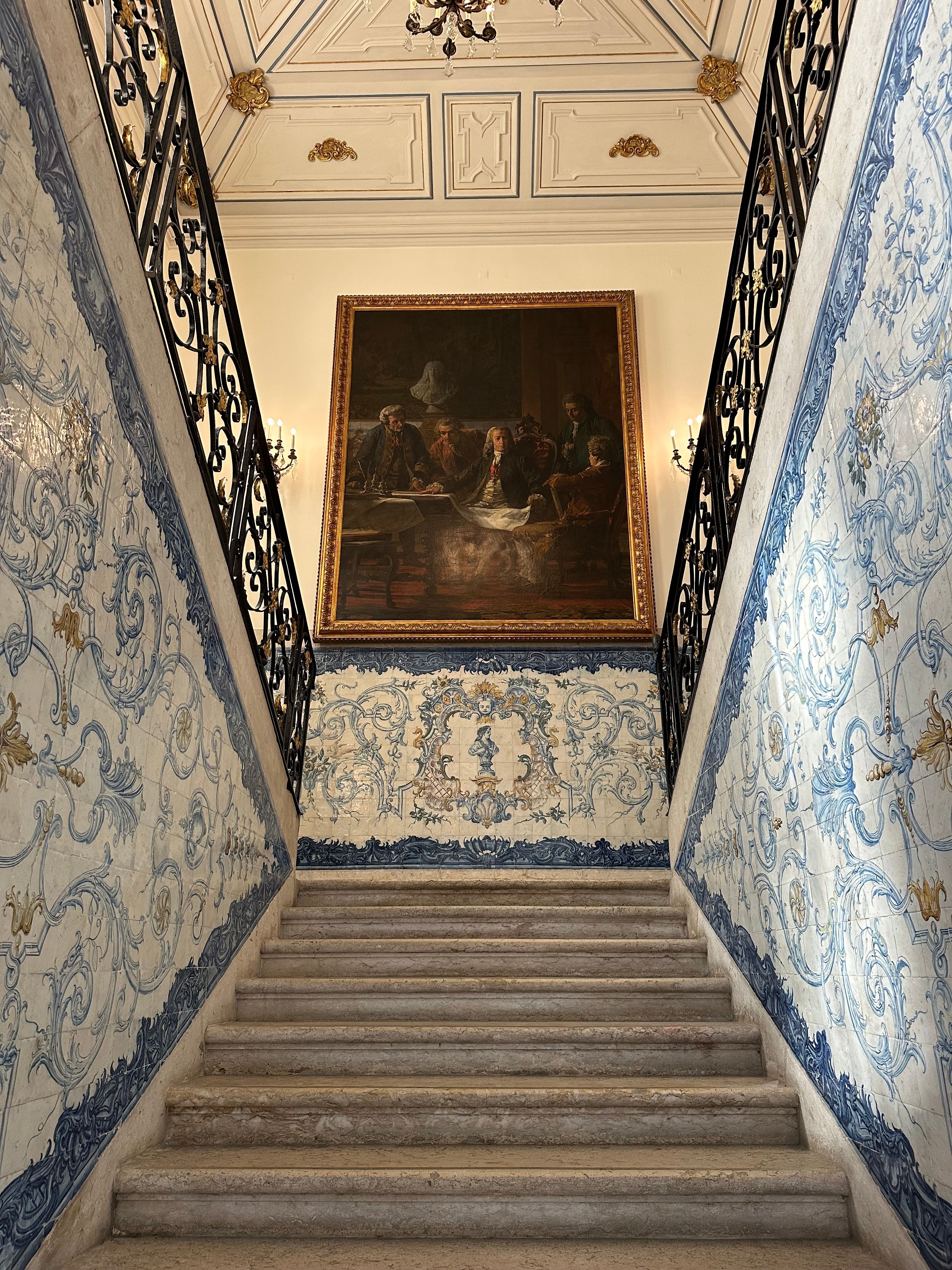 Famille dans un musée culturel couvert