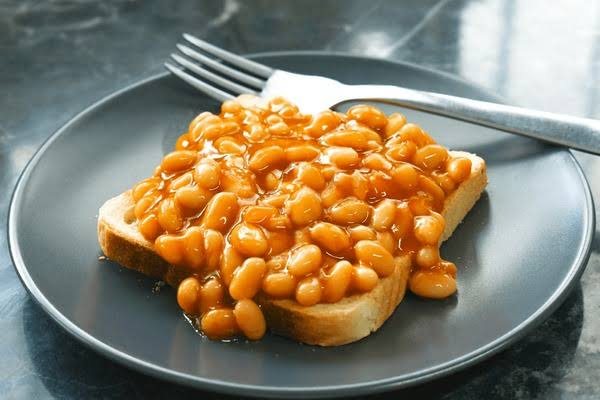 Baked beans servis sur une tranche de pain grillé