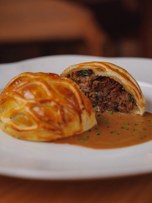 Tourte britannique garnie servie avec une sauce