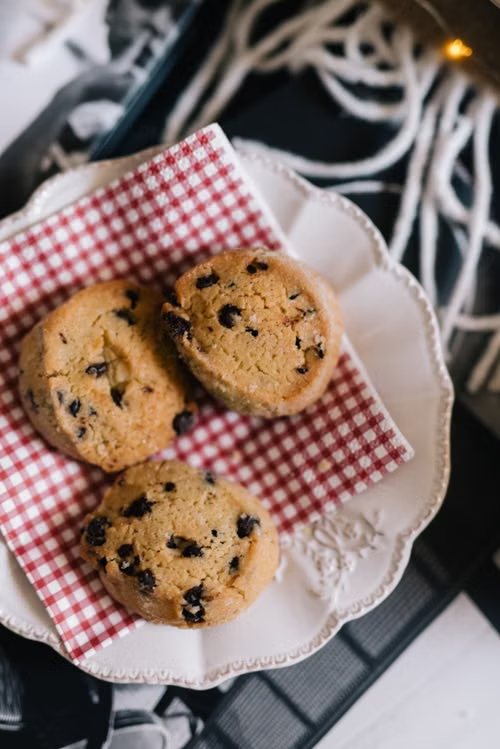 Shortbreads servis sur une assiette à carreaux