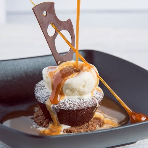 Sticky toffee pudding nappé de caramel chaud