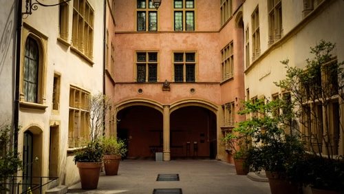 Cour intérieure du musée Gadagne dans le Vieux-Lyon
