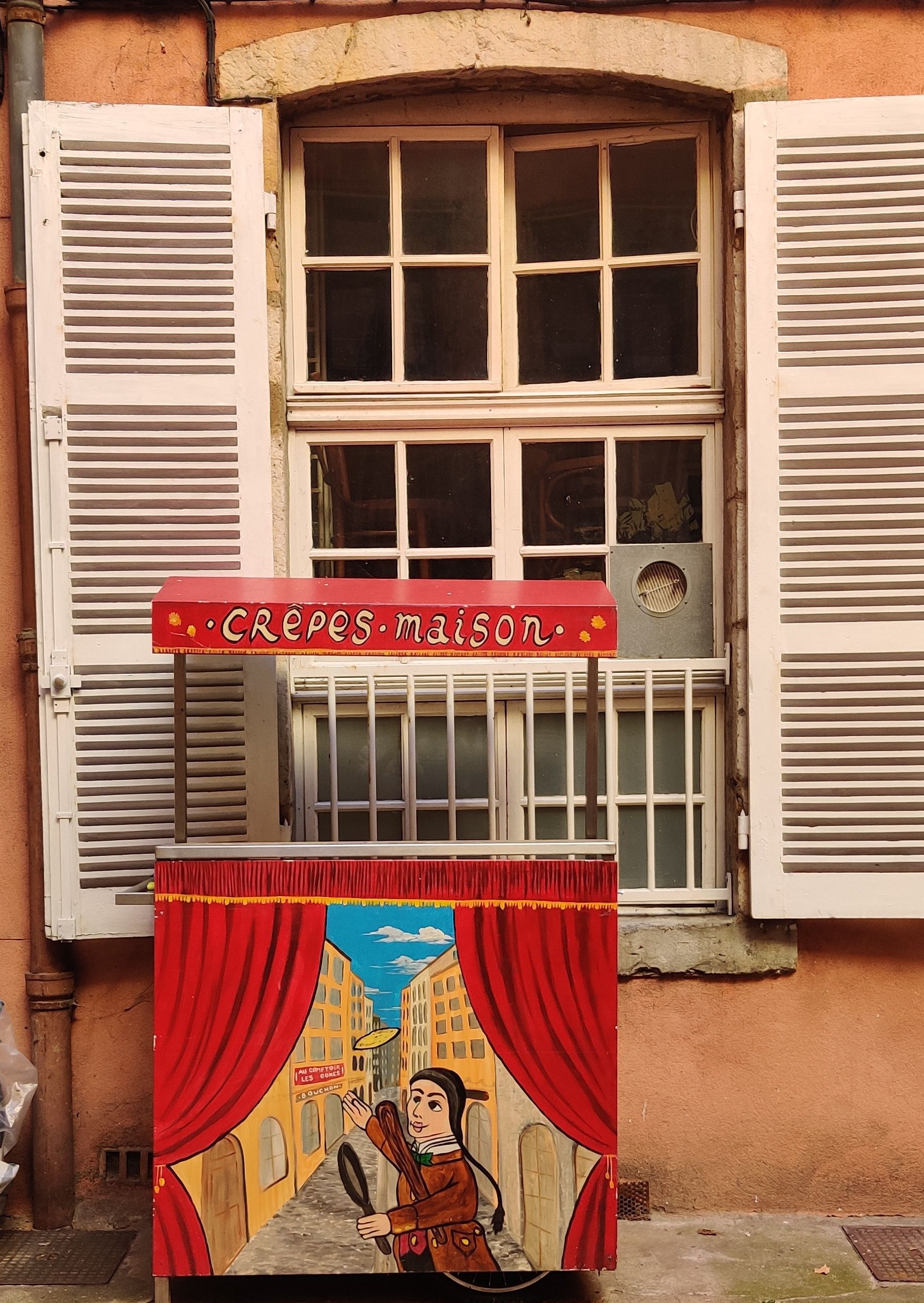 Petit th&eacute;&acirc;tre peint dans une rue du Vieux-Lyon