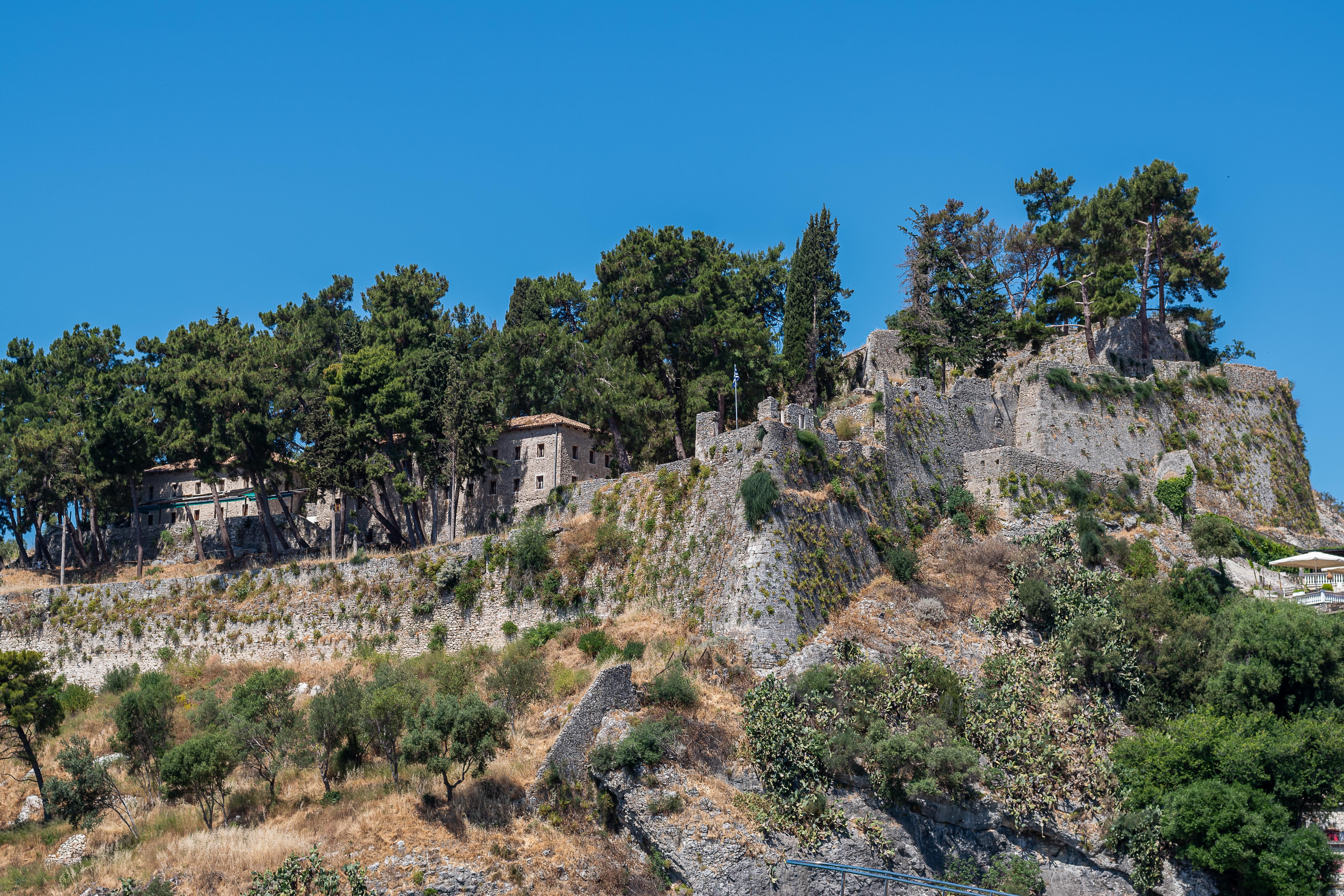Remparts et végétation de la Colline du Château à Nice