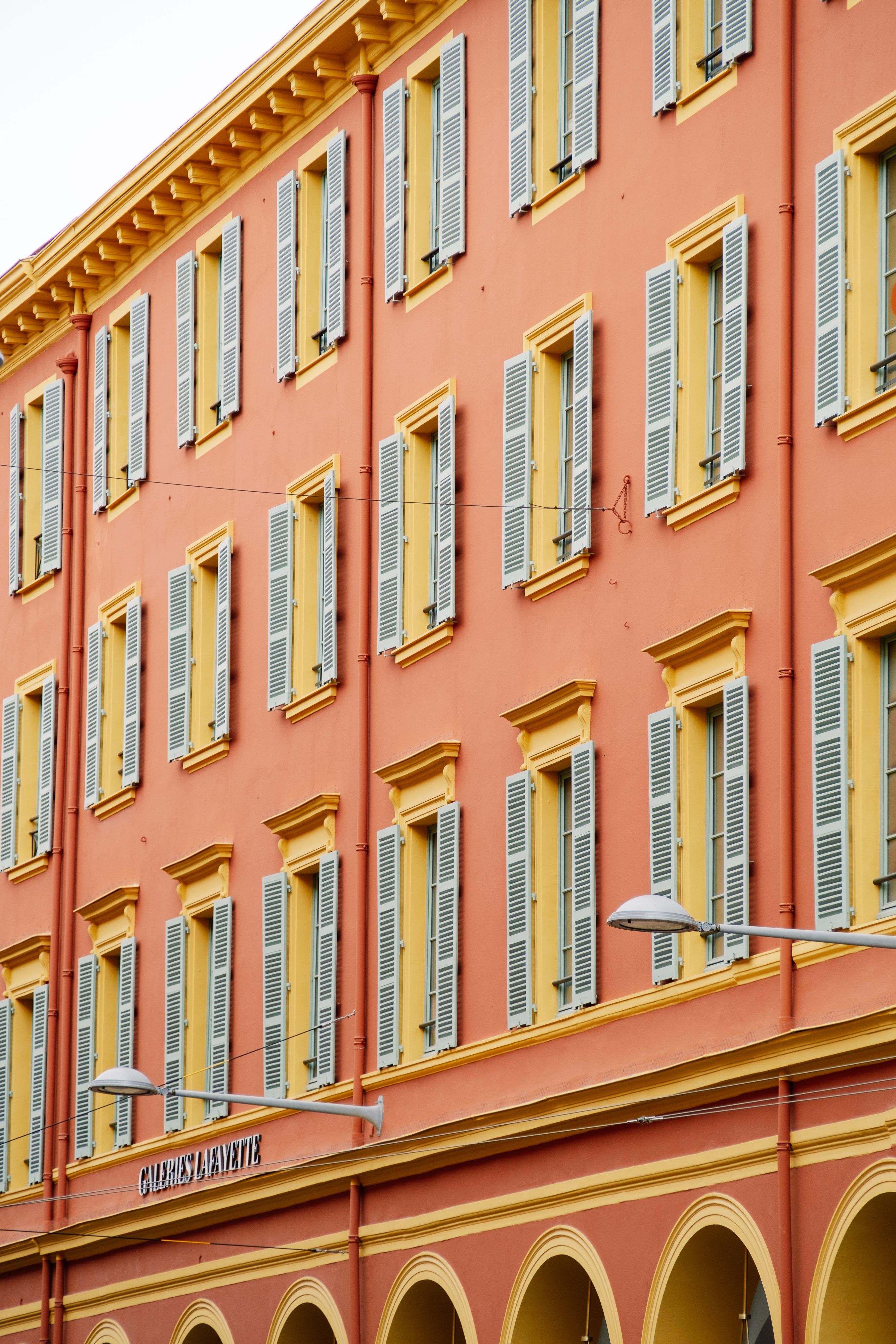 Façade colorée aux volets niçois évoquant le Musée Matisse