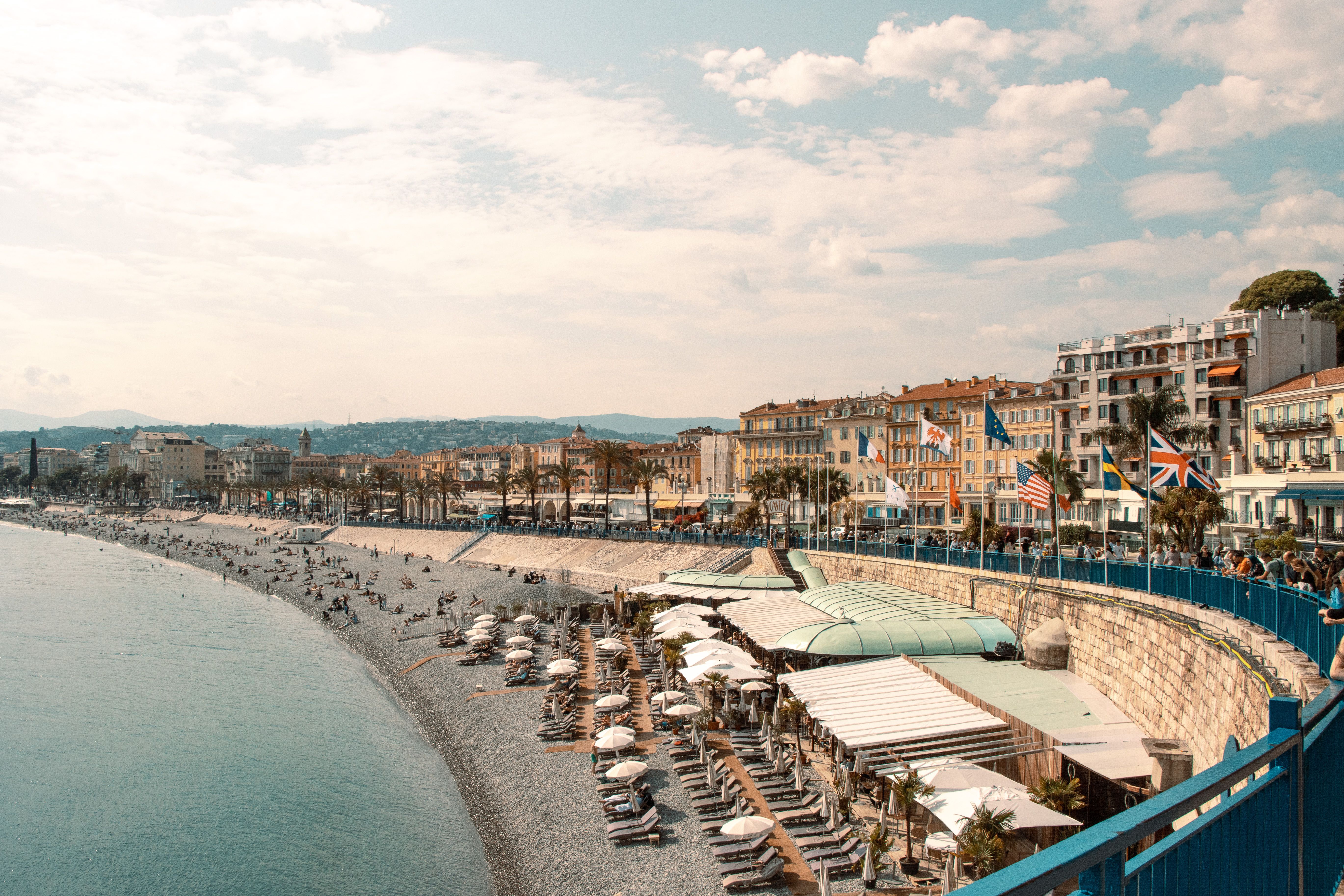 Promenade des Anglais et plage de Nice vues depuis la baie