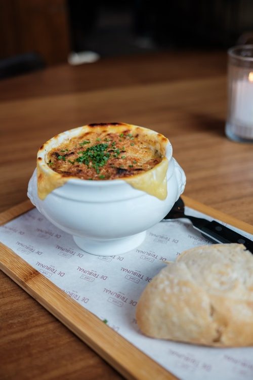 Soupe à l’oignon gratinée servie en brasserie