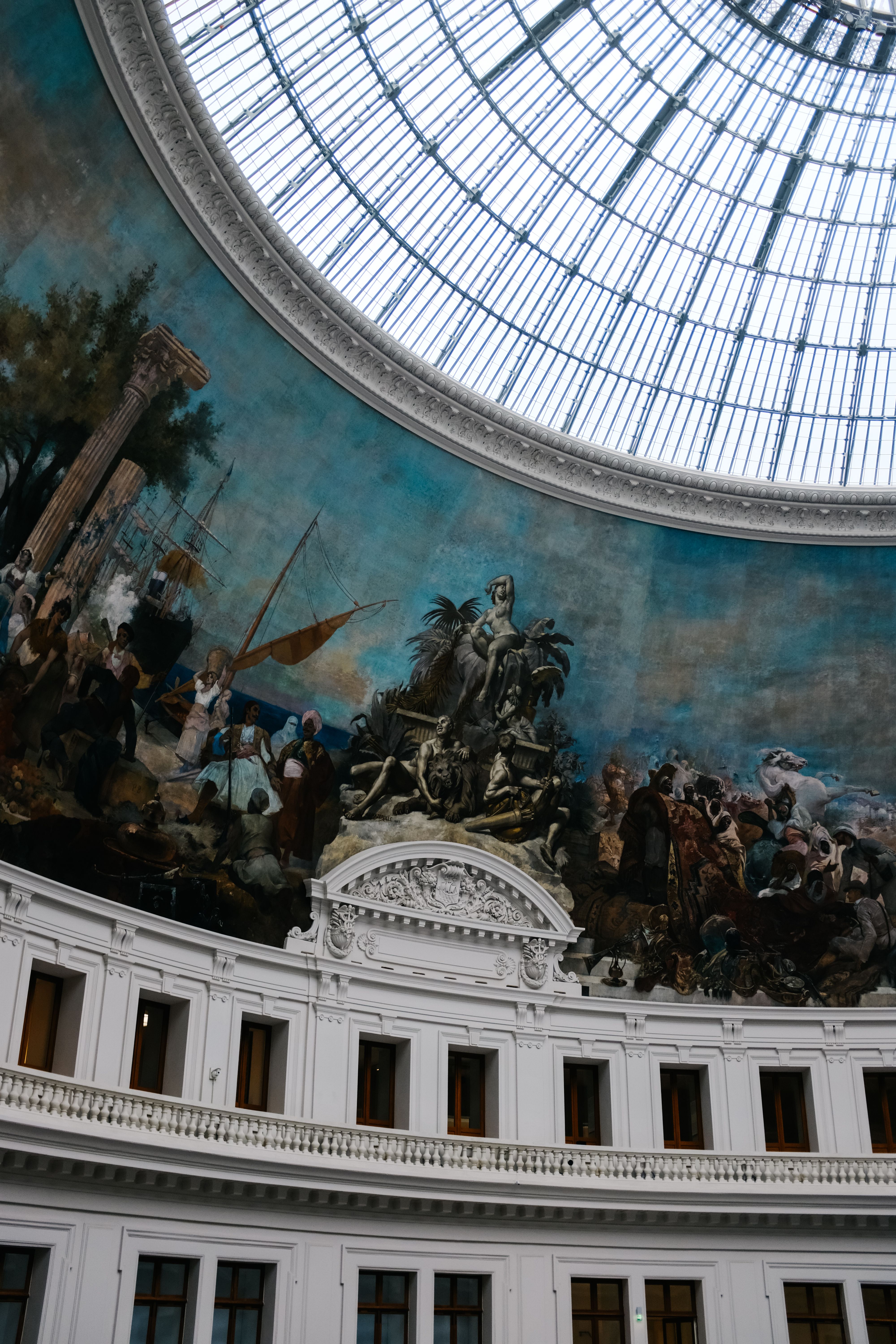 Décor monumental sous la verrière du Musée de l’Armée à Paris