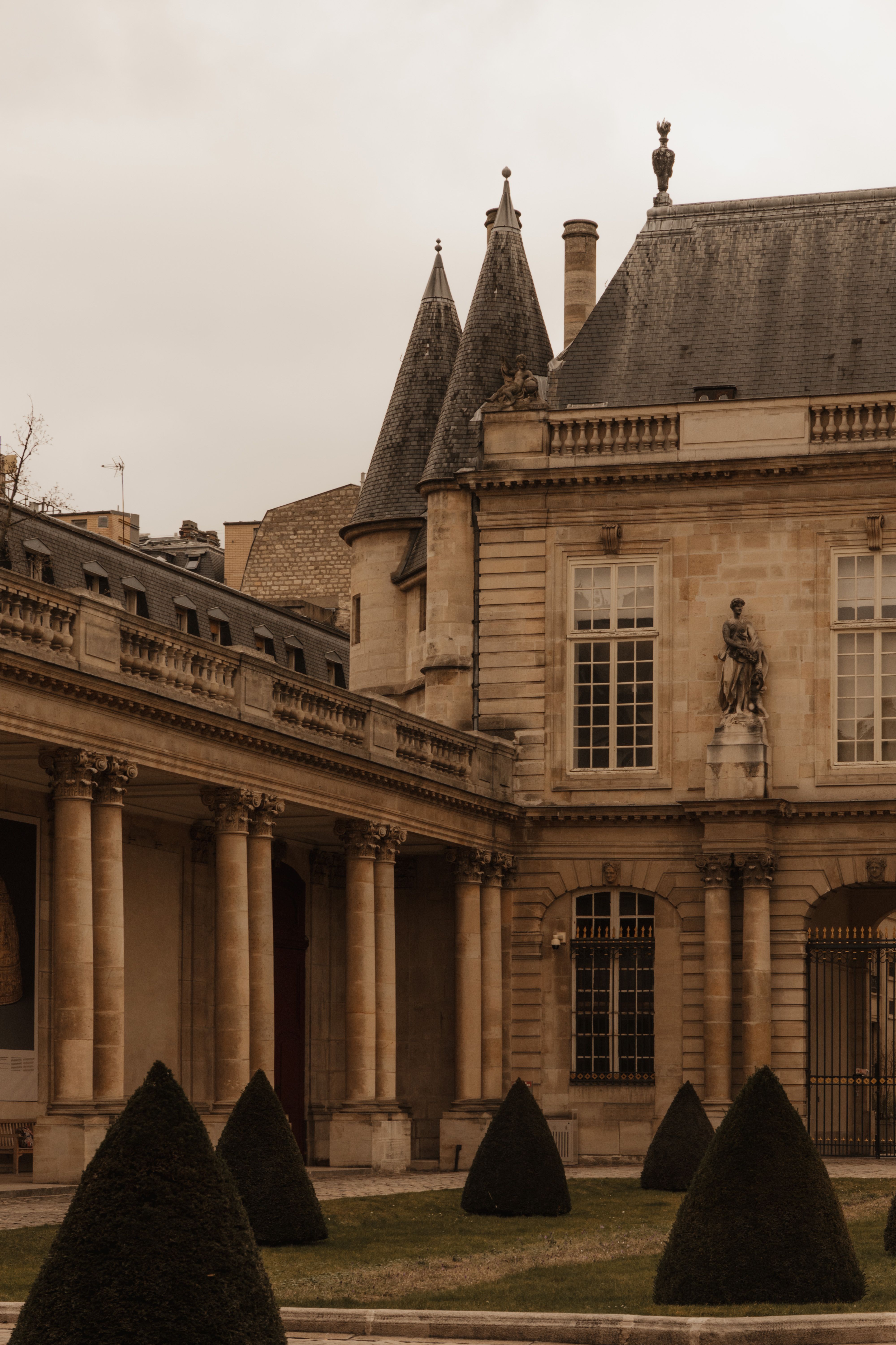 Cour historique du Musée Carnavalet à Paris