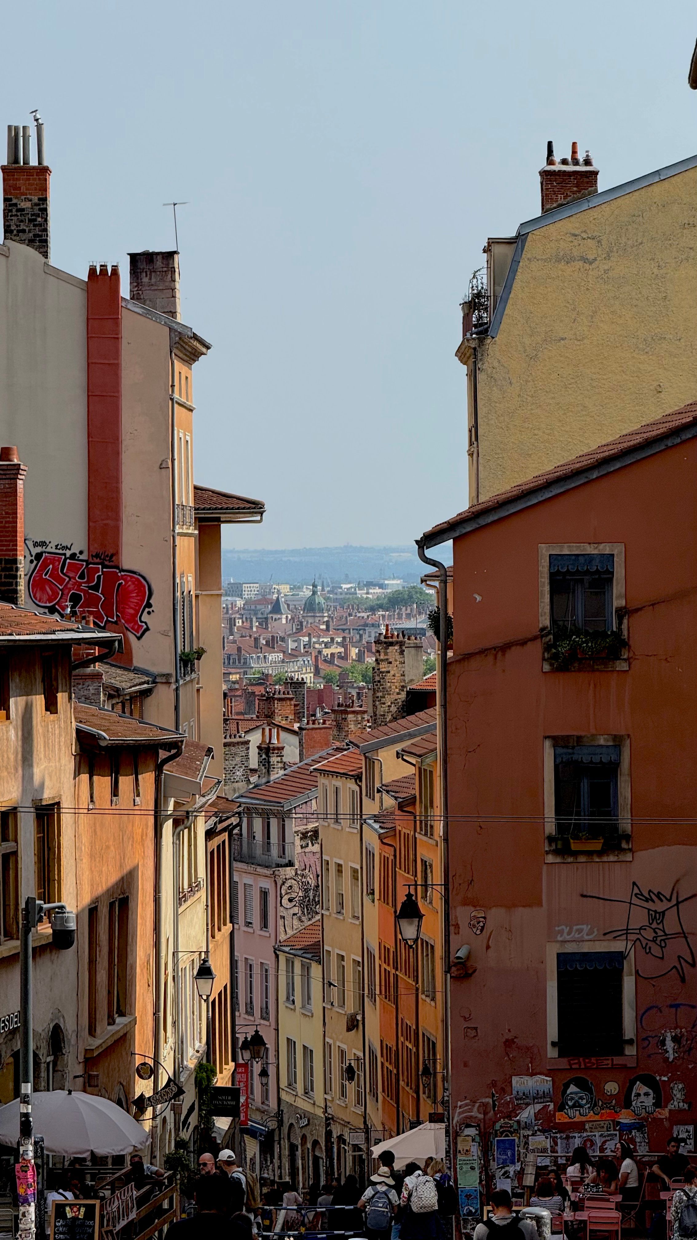 Rue en pente et fa&ccedil;ades color&eacute;es de la Croix-Rousse &agrave; Lyon