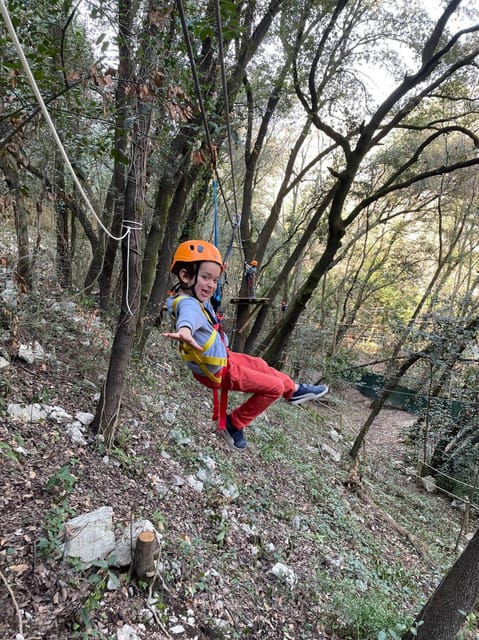 Enfant qui fait de l'accrobranche à Nice