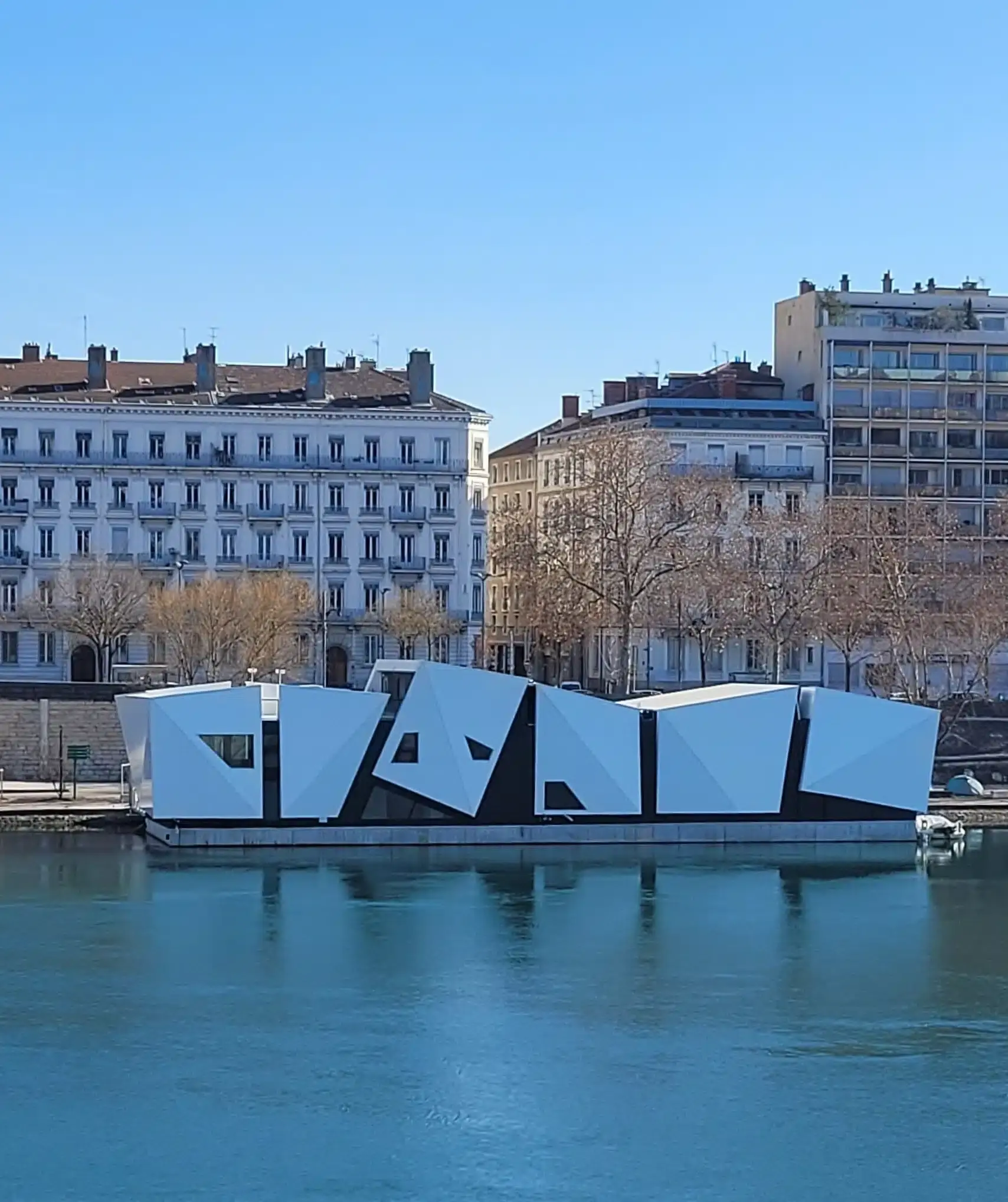 Spectacle sensoriel pour bébés au théâtre flottant L'Île Ô à Lyon