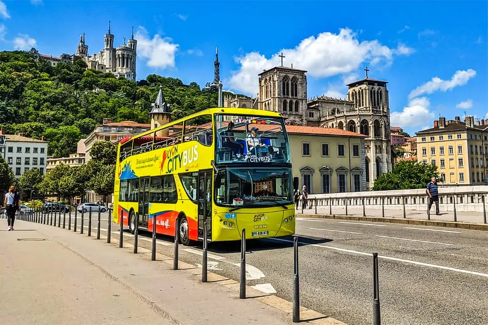 Bus à arrêts multiples à Lyon