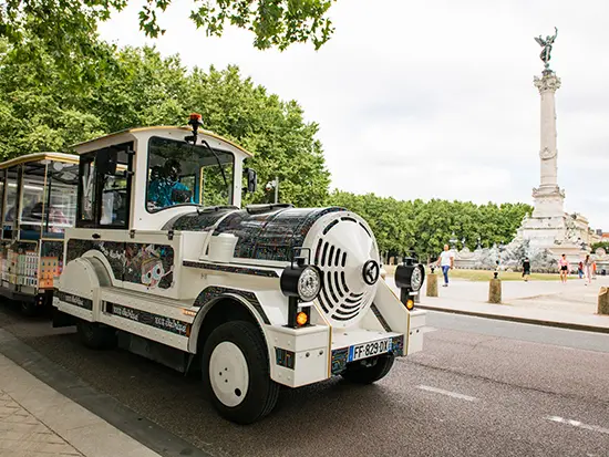 Petit train touristique à Bordeaux avec enfants