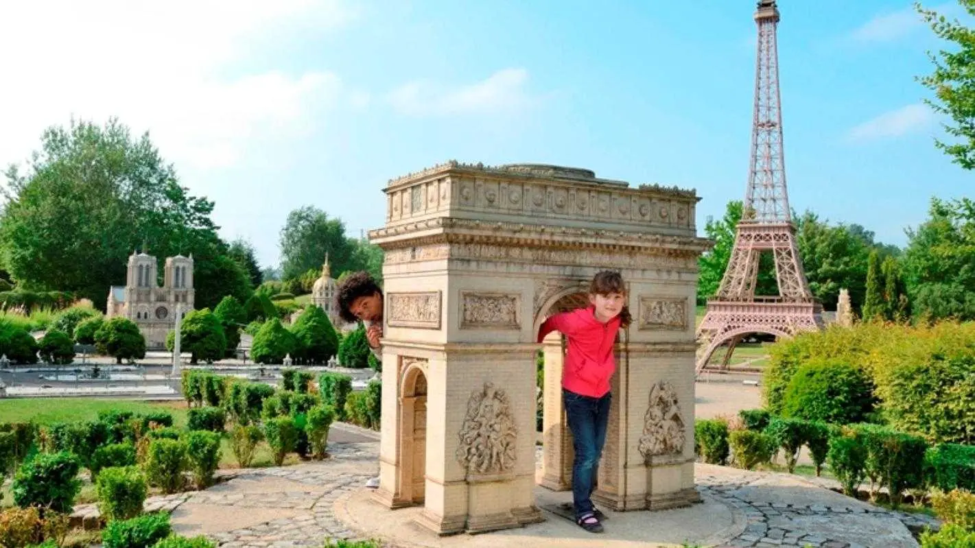 France Miniature parc avec 117 monuments reproduits