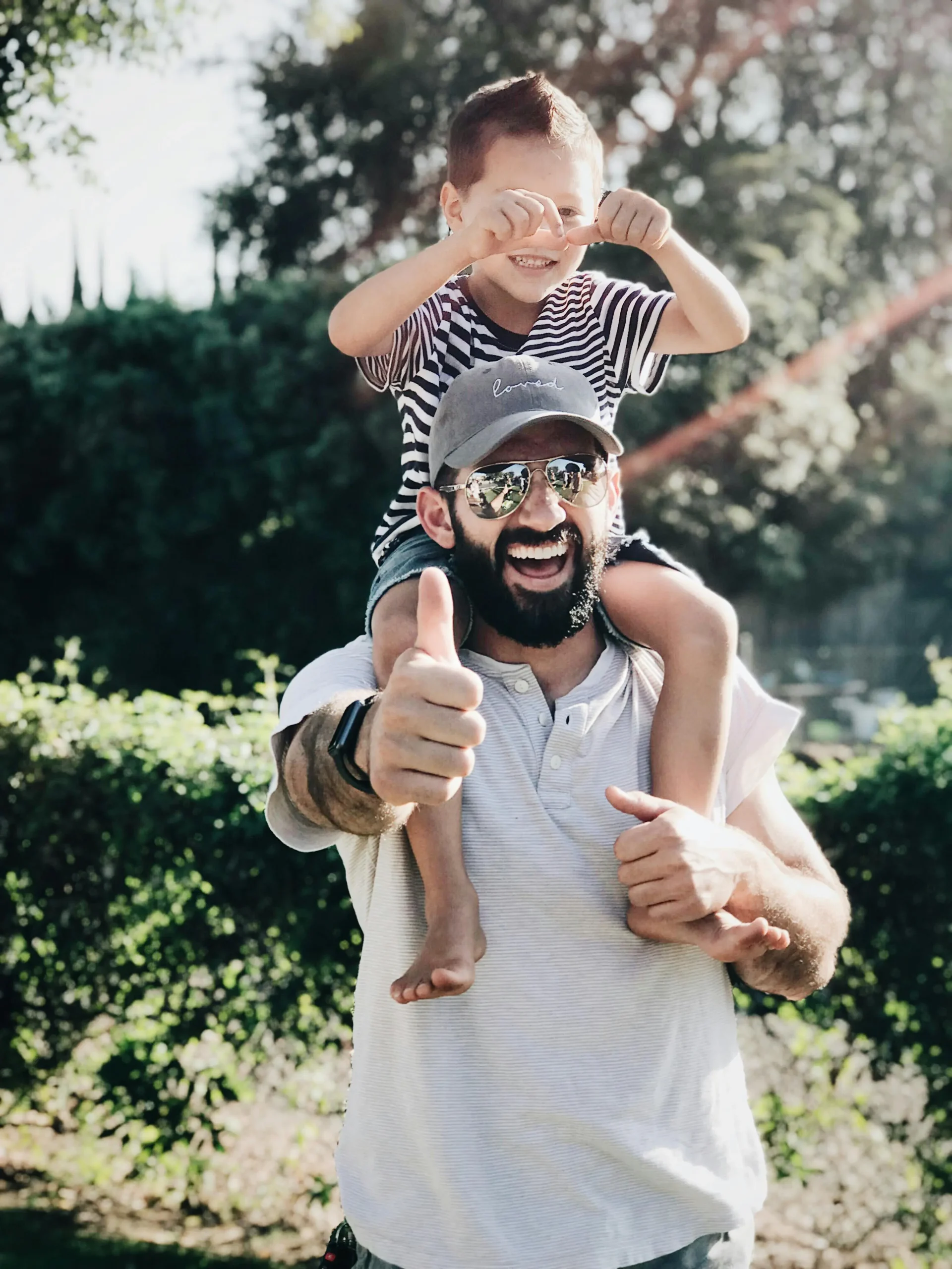 Papa avec ses enfants à l’extérieur