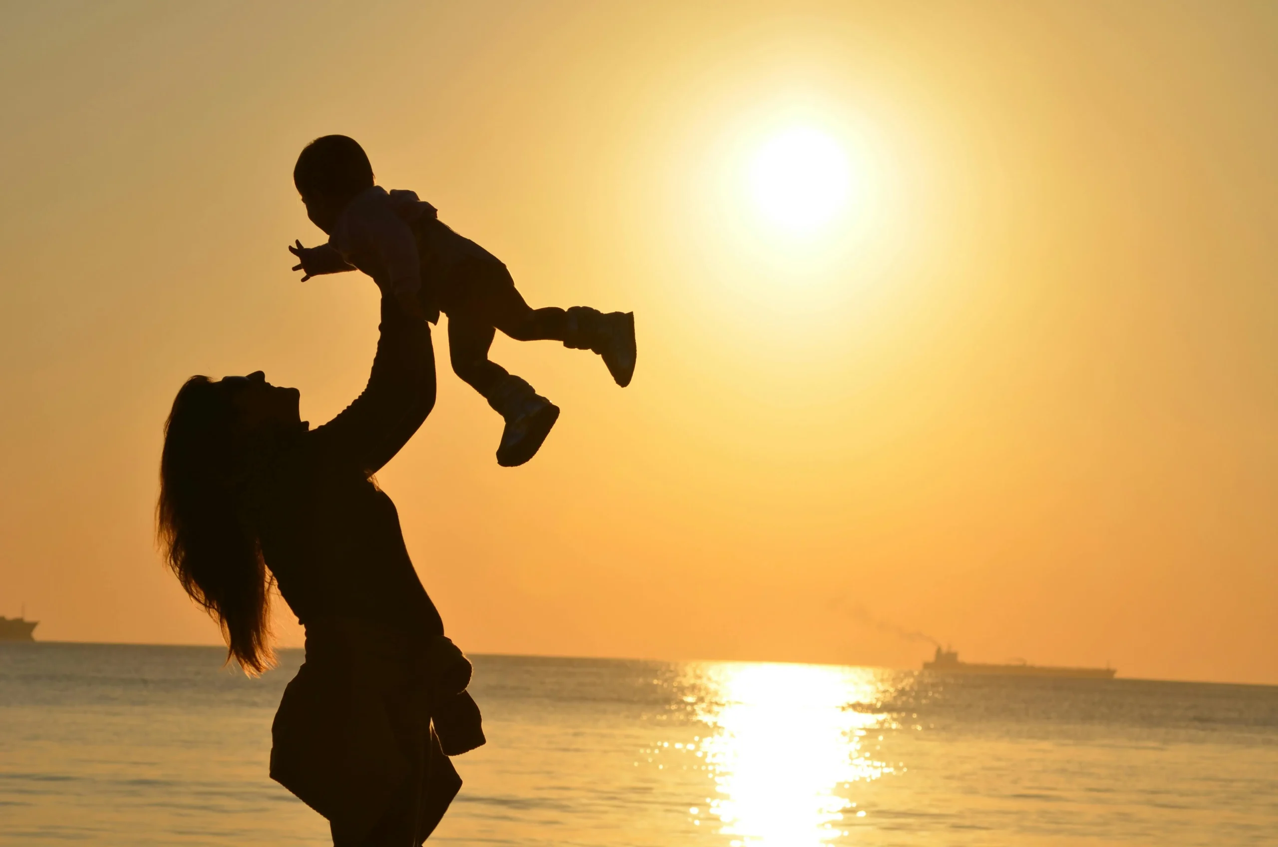 Jeune couple avec bébé en poussette